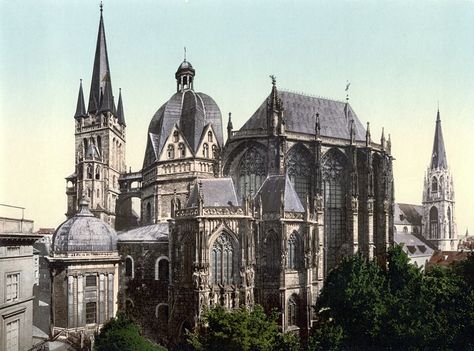 Aachen Cathedral is the oldest cathedral in Northern Europe and one of the greatest examples of church architecture Aachen Cathedral, Aachen Germany, Istoria Artei, Romanesque Architecture, Building Images, Cathedral Church, Harbin, Church Architecture, Place Of Worship