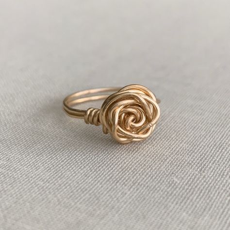 New Wire Wrapped Gold Rose Ring.An Adorable Dainty Design Handmade With Love By Me, Perfect For Every Day Wear! Treat Yourself Or Gift It To Match With Your Bestie, As Bridesmaid Squad Gifts, Etc! Made With Shiny Tarnish Resistant Wire That Will Not Change Color You Will Receive The Exact Ring Pictured! Wire Ring Rose, Gold Wire Bracelet, Metal Wire Jewelry Diy, Simple Wire Ring, Wire Wrap Stone Ring, Wrap Around Rings, Wire Rose, Rings Wire, Copper Wire Rings