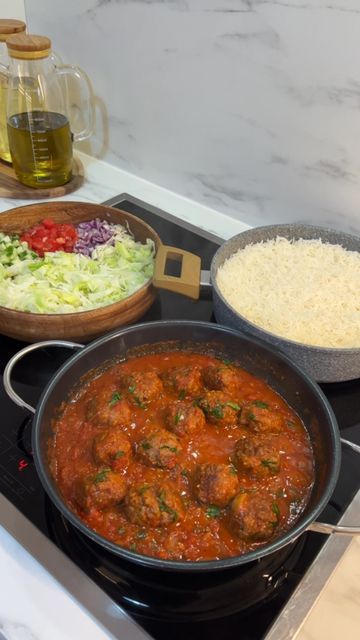 Nurcan‘s Kitchen on Instagram: "Meatballs in tomato sauce with basmati rice and salad🥘🥗🍚 🇹🇷Domates soslu köfte, basmati pilavı ve salata 🥘🥗🍚 🇩🇪Frikadellen in tomatensoße mit basmati reis und salat🥘🥗🍚 Ingredients (4-5 persons) for the meatballs: •200 gr minced meat •2 tablespoon breadcrumbs •one egg •salt,black pepper,thyme other ingredients: •2-3 tablespoon oil •50 gr butter •one middle sized onion •one tablespoon tomato paste •salt,black pepper,chili flakes,thyme •200 gr canned tom Rice With Meatballs, In The Kitchen, Rice And Meatballs, Rice With Tomato Sauce, Meatball And Rice, Rice And Sauce, Meatball Rice, Meatballs With Rice, Cooking In Kitchen