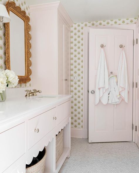 ANN LANE HOME | Not only is this bathroom in my top 5 favorite projects ( and top 5 clients 😘) is the perfect spring Fridays kinda feel. The scalloped… | Instagram Caitlin Wilson Bathroom, Grandmillennial Bathroom, Southern Bathroom Ideas, Charleston Homes Interiors, Southern Bathroom, Light Blue Bedroom, Girly Bathroom, Colorful Bedroom, Southern House