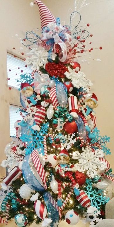 Aqua and Red Christmas Aqua Christmas, Christmas Decorations Ideas, Christmas Tree With Lights, Ideas Christmas Tree, Tree With Lights, Turquoise Christmas, Christmas Tree Inspiration, Red Christmas Tree, Traditional Christmas Tree