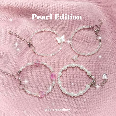 @de_crochellery Gelang Manik Handmade, Manik Manik Kreasi, Beaded Bra, Seed Bead Bracelets Tutorials, Jewels Diy, Pop Jewelry, Pink Beaded Bracelets, Diy Friendship Bracelets Tutorial, Manik Manik