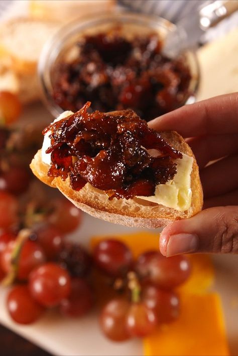 Bacon Jam Makes EVERYTHING Taste BetterDelish UK Jar Food Gifts, Bacon Jam Recipe, Bacon Dishes, Jam Recipes Homemade, Homemade Condiments, Condiment Recipes, Bacon Jam, Mason Jar Meals, Jam And Jelly