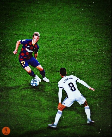 Dribbling - Parola al Calcio (@driibbling) posted on Instagram • May 12, 2020 at 5:35pm UTC Football Dribbling, Football Techniques, Soccer Dribbling, Sergio Busquets, Football Poses, Mauro Icardi, Iconic Wallpaper, Antoine Griezmann, Camp Nou