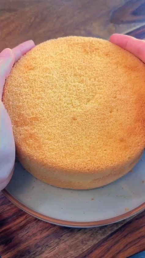 Although most recipes only show you the back side of their chiffon cakes, my recipe teaches you how to make a airy and soft chiffon cake that has a perfect looking on BOTH SIDES! By following this easy foolproof recipe, everyone can say goodbye to deflating, cracking, or burnt chiffon cakes. 2022 Dump, Sushi Rolling, Mapo Tofu, Sweet Dishes Recipes, Seni Dan Kraf, Easy Baking Recipes Desserts, Dump Cake Recipes, Tasty Baking, Dump Cake