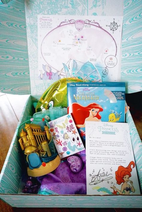 What's In The Disney Princess Subscription Box? « lovestalgia Disney Princess Merch, Disney Gift Box Ideas, Disney Box Ideas, Disney Surprise Box Ideas, Brand Trip, Amber Christmas, Disney Princess Barbies, Disney Box, Cartoon Accessories