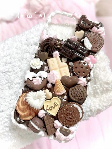 ♪⁺♡ (@chcoful) on X Chocolate Phone Case, Decoden Aesthetic, Neapolitan Aesthetic, Kawaii Baddie, Decoden Phone Cases, Choco Biscuit, Decoden Diy, Decoden Case, Salty Treats