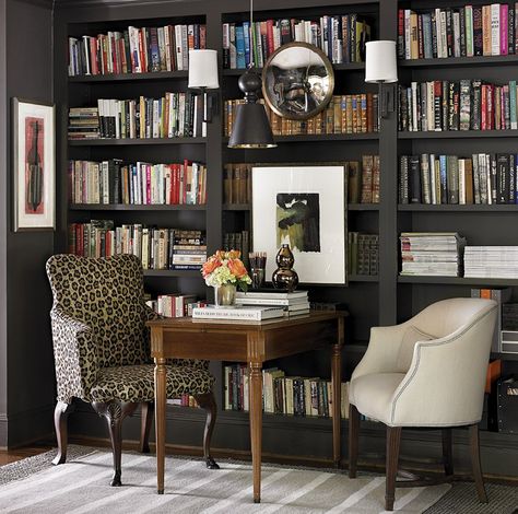 Decorator Jennifer Healey had an “aha” moment when she decided to convert a small former dining area into a home office for her family of four. Because the space opens to both the kitchen and family room, it needed to be attractive as well as efficient. Library Table, Home Design Inspiration, Home Library Design, Home Libraries, Built In Bookcase, Home Library, Book Shelf, Home Office Design, Cottage Chic