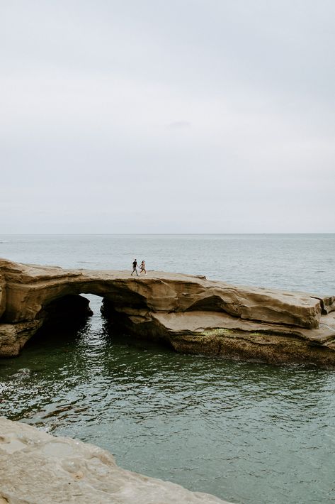 Couple photos at sunset cliffs in san diego San Diego Film Photography, San Diego Beach Photoshoot, Sunset Cliffs Couple Photos, Sunset Cliff Engagement Photos, Sunset Cliffs Engagement Photos, San Diego Photoshoot, San Diego Bucket List, San Diego Engagement Photos, Story Settings