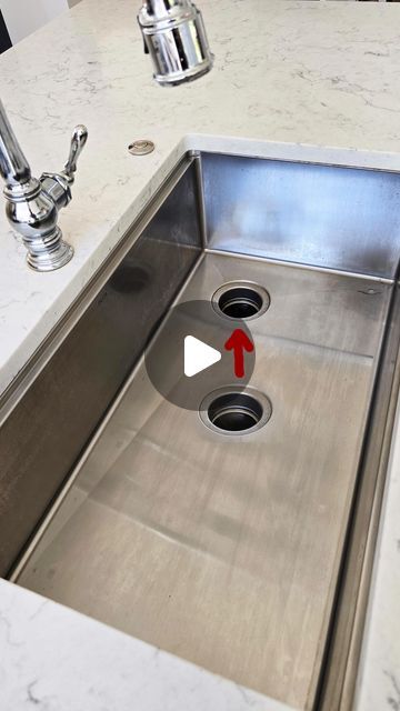 Pans in a pod on Instagram: "Before using an offset sink we didn’t know this was an option. After we used one we can’t believe we’ve been living 30+ years without one!! Why hasn’t this been invented earlier, it just makes so much sense!
.
.
.
#kitchen #kitchendesign #interiordesign #home #homedecor #design #cooking #homedesign #renovation #kitcheninspo #kitchenremodel #hack #kitcheninspiration #homeimprovement #homeideas" Kitchen With Prep Sink, Kitchen Sinks 2024, Kitchen Sink Options, Kitchen Sink Ideas, Sinks Kitchen, Kitchen Island With Sink, Sink In Island, Colorado House, Kitchen Sink Design