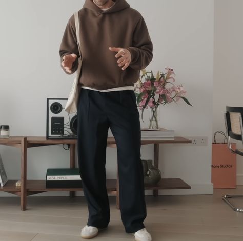 Winter Outfits Men Hoodie, Minimalist Man Outfit, Minimal Street Style Men, Simplistic Mens Outfits, Boxy Men Outfit, Minimalism Men Style, Normcore Mens Fashion, 90s Minimalism Fashion Men, Simple Fits Men