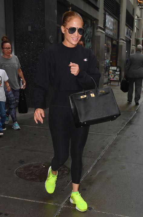 Jlo Casual Outfits Street Style, Lime Green Sneakers Outfit, Yellow Sneakers Outfit Street Style, Nike Air Presto Outfit, Neon Sneakers Outfit, Jlo Outfits Casual, Jlo Outfits Street Style, Jlo Style Outfits, Jlo Street Style