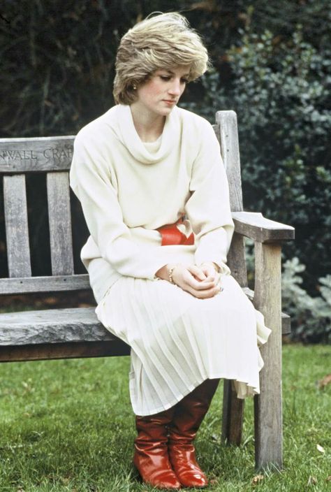 The beautiful Princess Diana Winter Fashion Looks, Princess Diana Fashion, Princess Diana Photos, Princess Diana Pictures, Princes Diana, Prince William And Harry, Diana Fashion, Lady Diana Spencer, Kensington Palace