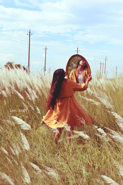 Outdoor Photoshoot Inspiration, Portrait Mirror, Vintage Film Photography, Summer Senior Pictures, Field Photography, Flower Photoshoot, Nature Photoshoot, Business Photoshoot, Grass Field