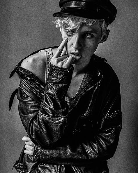 Punk Photoshoot, Damon Baker, Blue Neighbourhood, A Level Photography, Troye Sivan, Black And White Film, Famous Singers, Beautiful Voice, Studio Shoot