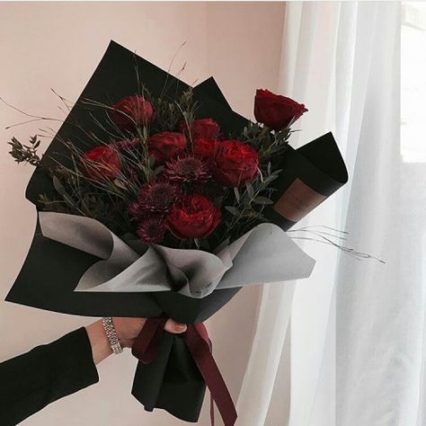 Photo Man Bouquet, Black Bouquet, Black And Red Roses, Flower Boquet, Graduation Bouquet, Flowers For Men, Red Bouquet, Boquette Flowers, Flower Gift Ideas