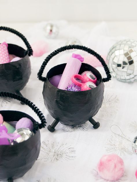 Mini Halloween Cauldron Party Favors ⋆ Handmade Charlotte Diy Halloween Party Favors, Halloween Cauldron, Double Double Toil And Trouble, Halloween Infantil, Hallowen Ideas, Handmade Charlotte, Adornos Halloween, Glitter Pumpkins, Halloween Moon