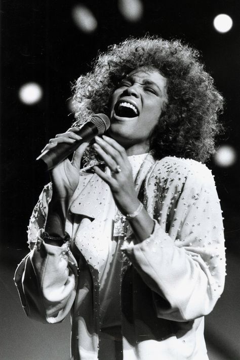 Whitney Houston 80s, Whitney Houston Young, Cissy Houston, Whitney Houston Pictures, Divas Pop, Rock & Roll, Women In Music, Whitney Houston, Black N White Images