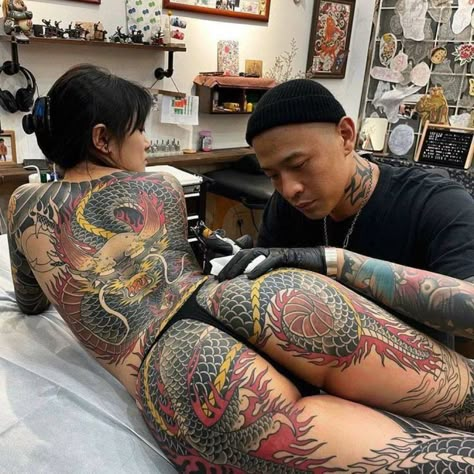 Yakuza Tattoo, Tattoed Women, Geniale Tattoos, Dragon Tattoos, Full Body Tattoo, Body Tattoo, Tattoo Women, Tattoo Girl, Tattooed Women