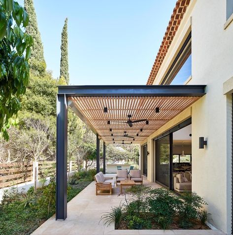 Neve Monoson House 2,© Daniel Arev Ombra Pergola, Design Per Patio, Modern Pergola, Pergola Design, Wooden Pergola, Backyard Pergola, Lan Can, Patio Roof, Terrace Design