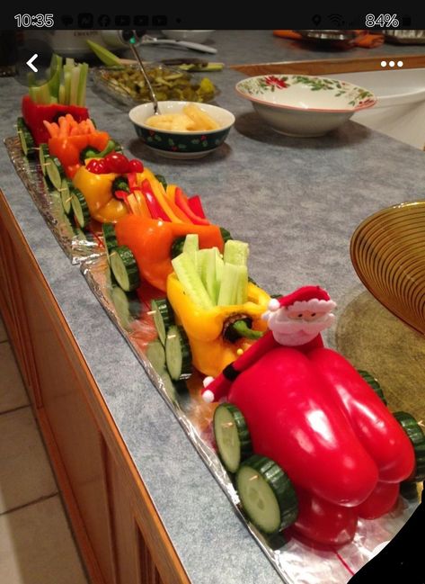 Christmas Vegetable Tray, Vegetable Christmas, Christmas Veggie Tray, Christmas Vegetables, Holiday Snack, Vegetable Tray, Christmas Recipes Appetizers, Christmas Fruit, Charcuterie Recipes