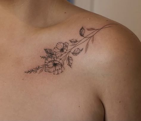 Daffodil Collarbone Tattoo, Daffodil Collar Bone Tattoo, Fl Tattoo, Tato Simple, Flower Outline Tattoo, Tiger Lily Tattoo, Tiger Lily Tattoos, March Flower, Flower Daffodil