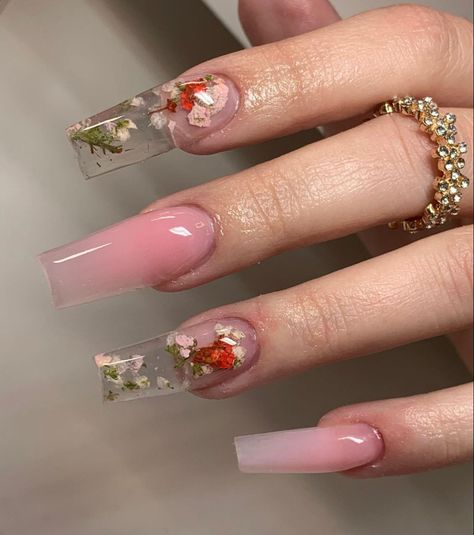 Glass Nails With Flowers, Real Flower Nails Acrylic, Dried Flowers In Nails, Rose Petal Nails Acrylic, Real Flowers In Nails, Real Flowers Nails, Real Flower Nail Designs, Dried Flowers Nails Design, Nails With Flowers Inside