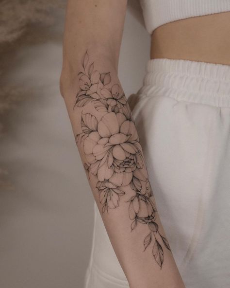 Minimalist Floral Tattoo, Bicep Tattoo Women, Rose Tattoo On Arm, Forearm Flower Tattoo, Inner Bicep Tattoo, Forarm Tattoos, Flower Tattoo Shoulder, Floral Tattoo Sleeve, Forearm Tattoo Women