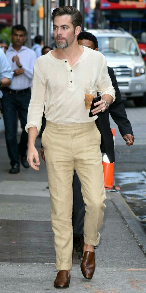 Chris Pine Red Carpet, Chris Pine Street Style, Chris Pine Outfit, Chris Pine Fashion, Chris Pine Style, Modern Elf, Cris Pine, Evolution Of Fashion, Relaxed Outfit