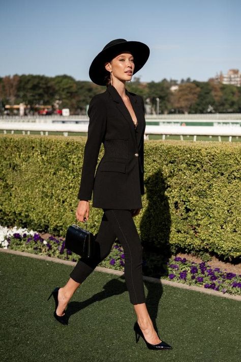 The best dressed from the 2019 autumn racing season - Vogue Australia Black Race Day Outfits, Black Races Outfit, What To Wear To The Races, Autumn Race Day Outfits, Horse Race Outfit Fall, Races Outfit Winter, Winter Races Outfit, Winter Horse Racing Outfits, Races Outfits For Women