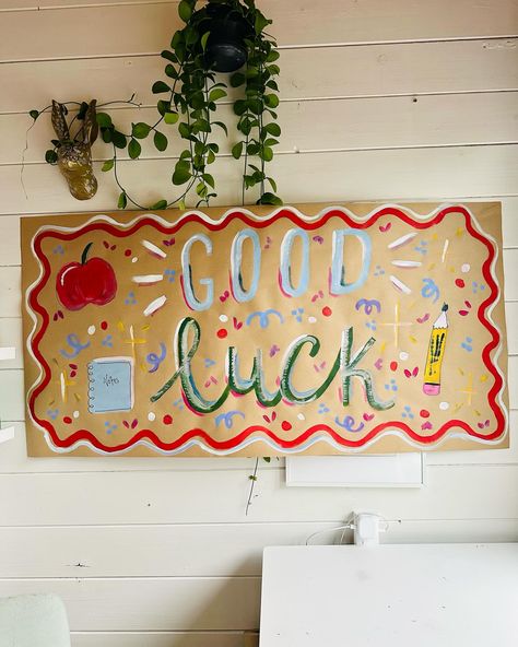 Little spotlight on end of year pieces School leavers, last day, handpainted and unique thank yous 🫶✨ Senior Year Fun, End Of Year Party, Kindergarten Classroom Decor, School Leavers, School Banner, Hand Lettering Art, Church Banners, Paper Banners, Fun Signs