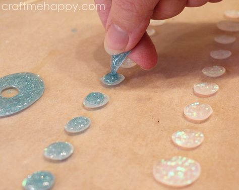 How to make jewelry. Freeform Resin Beads And Pendants - Step 14 Resin Jewlery, Resin Jewelry Diy, Resin Jewelry Making, Resin Jewellery, Make Jewelry, Make Your Own Jewelry, Diy Resin Crafts, Jewelry Making Tutorials, Resin Beads