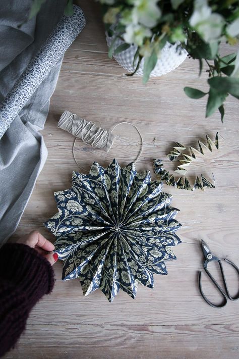 DIY: Enkel julstjärna 6 Vika Papper Jul, Julkransar Diy, Paper Christmas Decorations, Swedish Christmas, Natural Christmas, Christmas Inspo, Handmade Christmas Decorations, Christmas Mood, Christmas 2019