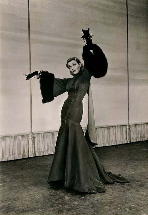 Auntie Mame, Constance Bennett, Old Hollywood Fashion, Star Costume, Vintage Hollywood Glamour, Hollywood Costume, Hooray For Hollywood, Fashion Friday, Vintage Couture