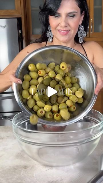 Recetas Saludables on Instagram: "TAPENADE🫒

Cuéntenme si les gustó y qué sabores harían!
Receta gracias a @cucharamia recomiendo mucho tu perfil y eres la creadora de este contenido.❤️
RECETAS:

-600g de aceitunas rellenas de chile morrón
-1 frasco de 100g de alcaparras
-300g de aceituna kalamata
-200g de almendras rebanadas y tostadas
-100g de tomate deshidratado
-Media cebolla morada picada en cuadritos y curtida con limón
-100g queso parmesano rallado
-1 diente de ajo
-3/4 taza de aceite de oliva
#tapenade #botana #aceitunas #receta" Olive Tepanade Recipe Appetizers, Olive Tapenade Appetizers, Olive Tapenade Hummus Recipe, Creamy Olive Tapenade, Kalamata Olive Tapenade, Tapenade Recipe, Tapenade, Mexican Food Recipes Authentic, Cocktail Hour