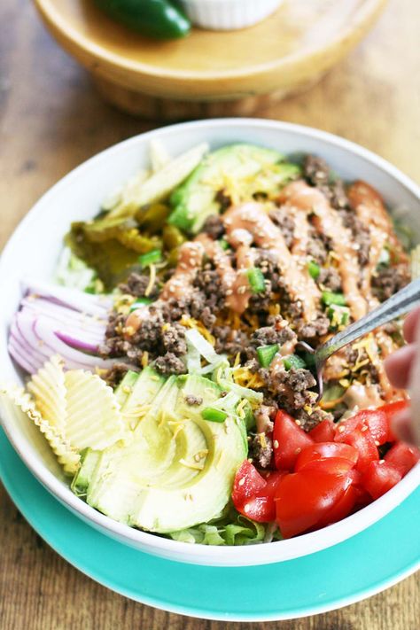 Burger With Mushrooms, Deconstructed Burger, Burger Healthy, Burger Bowls, Watermelon Pickles, Ground Beef Seasoning, Green Snacks, Beef Bowls, Burger Toppings