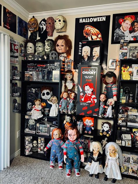 Horror Fanatic Aesthetic, Scary Movie Room Decor, Horror Collection Display, Horror Movie Themed Bedroom, Horror Movie Room Ideas, Horror Movie Themed Room, Horror Collection Room, Horror Movie Bedroom Ideas, Scary Room Decor