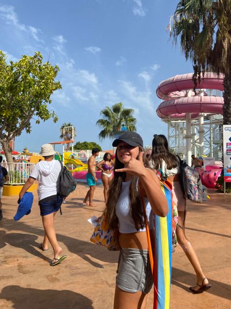 Water Park Photoshoot Ideas, Water Park Aesthetic Friends, Water Park Aesthetic Photos, Aqua Park Aesthetic, Waterpark Aesthetic Friends, Waterpark With Friends, Water Park With Friends, Waterpark Picture Ideas, Water Park Pics