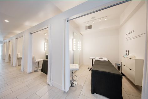 Lash Decor Rooms, Suite Rental Salon, Lash Salon Layout, Medspa Bathroom Ideas, Open Concept Lash Studio, Lash Salon Decor, Lash Salon Interior Design, Lash Studio Decor, Salon Decor Studio