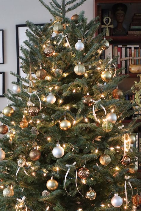 Christmas tree inspo | christmas tree decor | christmas tree bows | ornaments and bows | bronze | gold | brown | ivory | elegant Red And Bronze Christmas Tree, Gold And Bronze Christmas Tree, Bronze Christmas Tree, Tree Bows, Christmas Tree Inspo, Tree Decor Christmas, Christmas Video, Christmas Apartment, Christmas Tree Bows