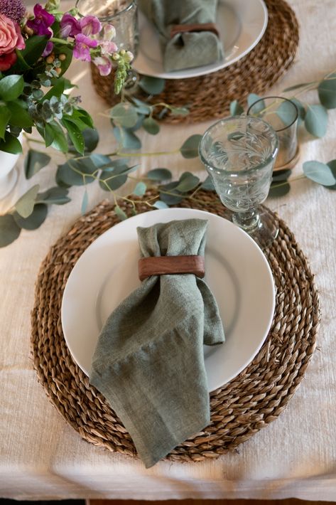 Create this polished yet simple farmhouse tablescape by mixing crisp linens with woven seagrass placemats, wooden napkin rings, fresh eucalyptus and a pop of color from a stunning centerpiece. Napkins Fold, Seagrass Placemats, Farmhouse Tablescape, Wooden Napkin Rings, Simple Farmhouse, Fresh Eucalyptus, Tablescape Inspiration, Napkin Rings, Tablescapes