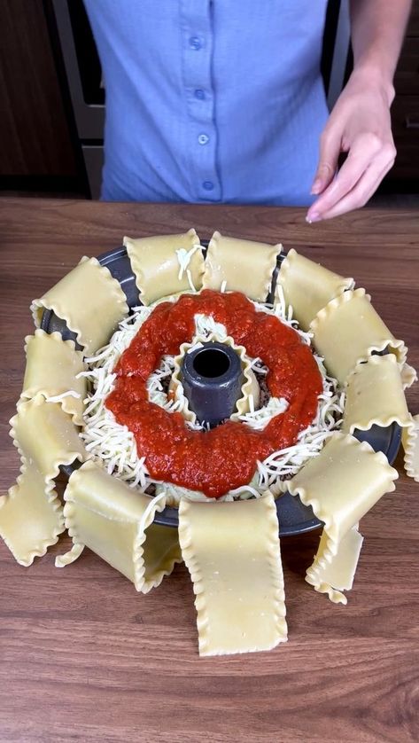 Bundt Cake Pan Lasagna, Pasta In A Bundt Pan, Lasagna Bundt Pan, Bundt Lasagna Recipe, Lasagna In A Bundt Cake Pan, Lasagna Ring Bundt, Bundt Cake Dinner Recipes, Bunt Pan Lasagna Recipe, Lasagna In A Bundt Pan