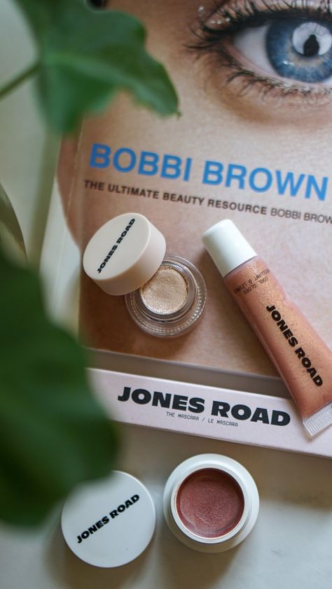 Bobbi Brown Shares Her Pro Makeup Tips for Women Over 30 - Inspirations and Celebrations Bobbi Brown Jones Road, Jones Road Makeup Tutorial, Bobbi Brown Makeup Looks, Jones Road Makeup, Bobbi Brown Makeup Tutorial, Pro Makeup Tips, Red Hair Makeup, Jones Road, Clean Beauty Makeup