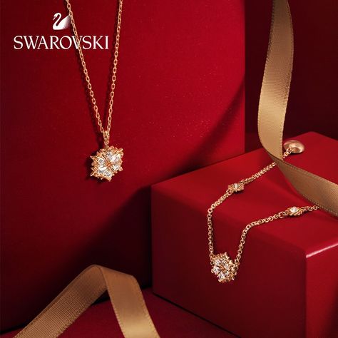 Christmas Campaign Jewellery, New Year Jewelry Photography, Christmas Jewellery Photography, Holiday Jewelry Photography, Christmas Jewelry Photoshoot, Jewelry Advertising Photography, Christmas Jewelry Photography, Jewelry Shop Display, Jewelry Rendering