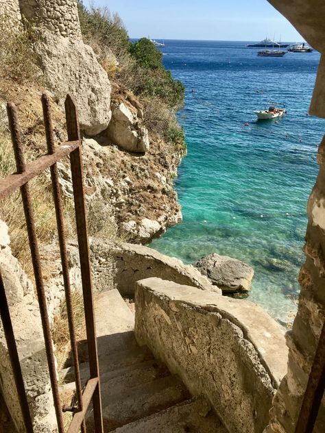 #italy #mediterraneanlife #sea #summervibes #capri #amalficoast #laviemediterranean #aesthetic Capri Italy, Amalfi Coast, Summer Vibes, Capri, Italy