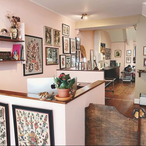 Tattoo Parlor Aesthetic Interior, Tattoo Studio Aesthetic Pink, Aesthetic Tattoo Studio, Aesthetic Tattoo Shop, Cute Tattoo Studio, Tattoo Shop Decor Ideas, Piercing Studio Decor, Girly Tattoo Shop, Pink Tattoo Shop