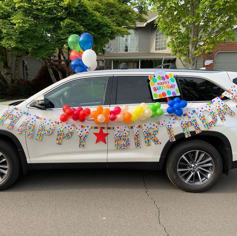 Drive By Party Ideas and Car Parade Ideas and list of editable printable signs and invitations. Perfect for contact free birthdays, anniversaries and graduations. Decorated Car For Birthday, Decorating Car, Parade Ideas, Parade Float, Christmas Parade, Diy Birthday Decorations, Balloon Diy, Birthday Diy, Cars Birthday