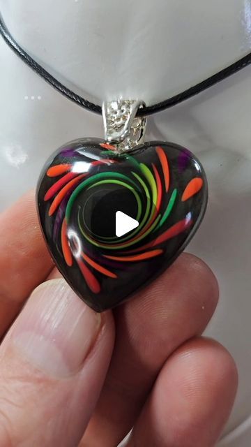 Epoxy Pendants Diy, How To Put Words In Resin, Neon Resin Earrings, Things To Make With Resin Gift Ideas, Epoxy Jewelry Diy Ideas, Uv Resin Jewelry Diy, Resin Pendant Ideas, Uv Resin Ideas, Epoxy Pendants