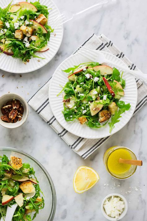 Arugula Salad With Apples, Simple Arugula Salad, Salad Arugula, Pickled Eggplant, Salad With Apples, Sweet Dressing, Arugula Recipes, Classic Salad, Breakfast Salad