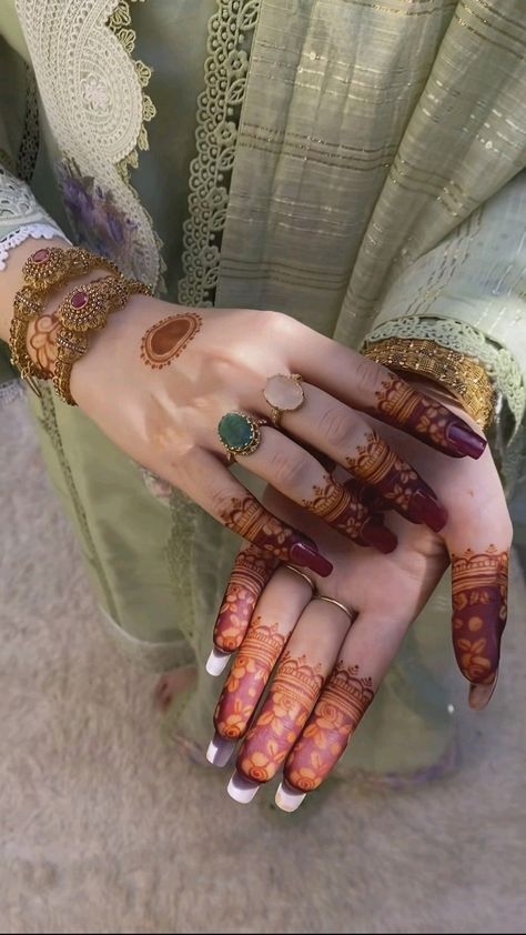 Finger Henna Designs, Latest Henna Designs, Very Simple Mehndi Designs, Simple Mehndi Designs Fingers, Engagement Mehndi Designs, Pretty Henna Designs, Full Mehndi Designs, Henna Tattoo Designs Simple, Mehndi Designs Front Hand